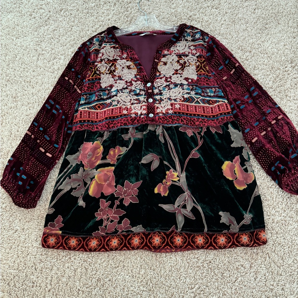 John Mark Embroidered Velvet
Burnout Tunic Top Boho Floral
Eclectic Size M